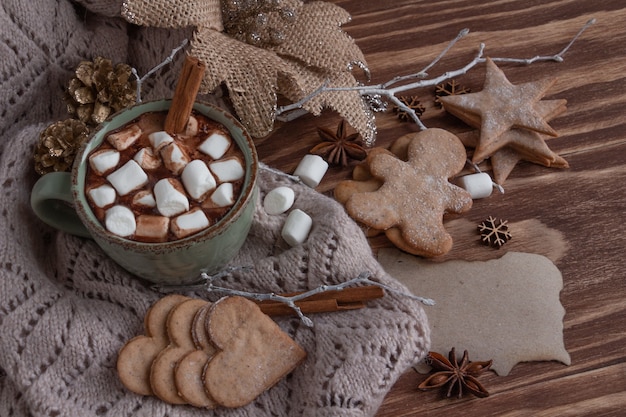 Atmospheric christmas composition a cup of cocoa with marshmallows gingerbread cookies sweets cinnamon