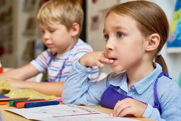 Photo attentive little kids in pre-school