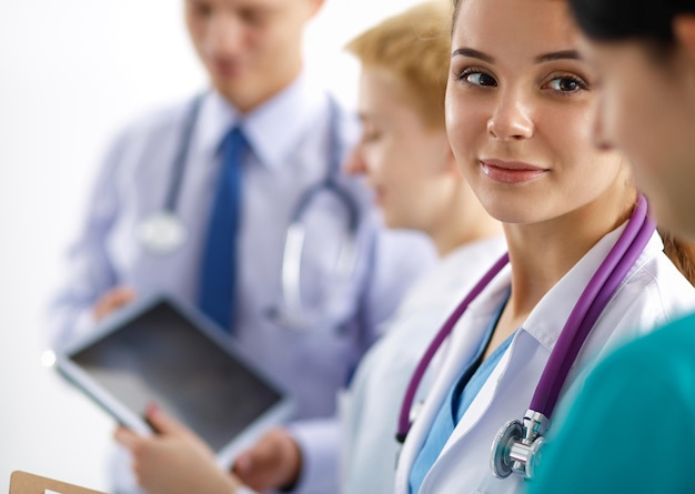 Photo attractive female doctor in front of medical group