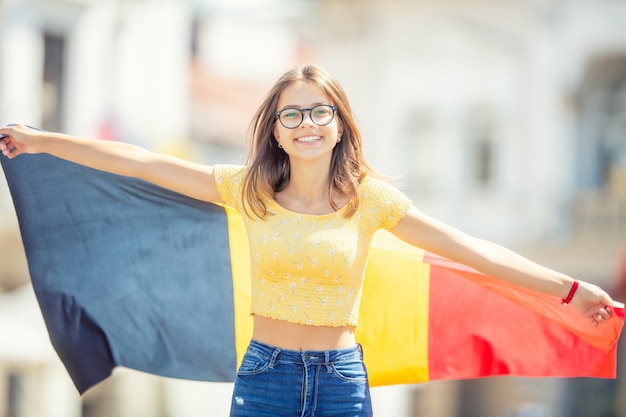 Photo attractive happy young girl with the belgian flag.