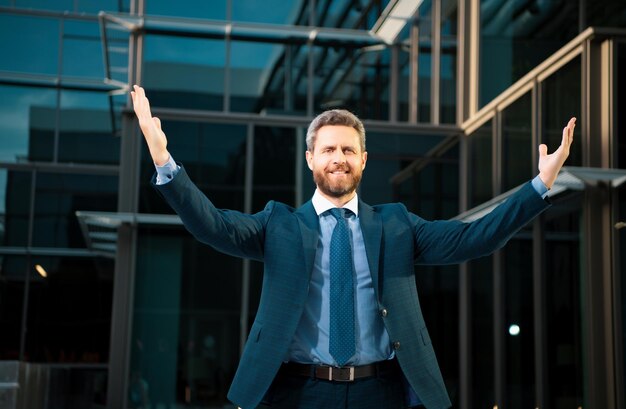 Photo attractive mature business man with a thoughtful and optimistic expression businessman hands