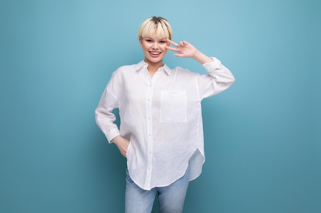 Photo attractive pretty young blond business woman in a white shirt on a background with copy space