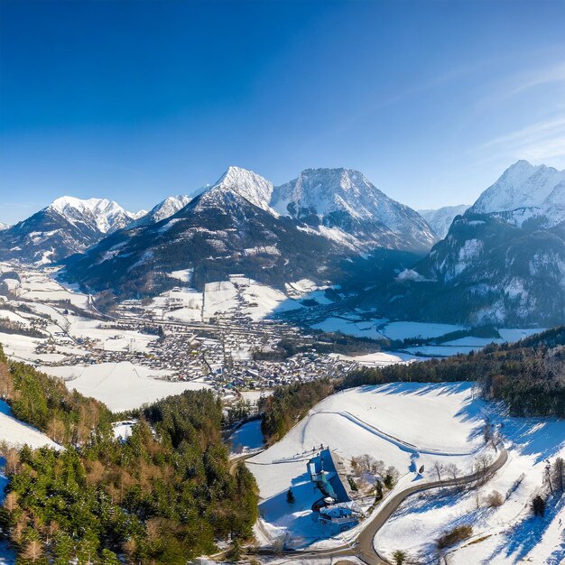 Photo austria salzburger land saint gilgen drone panorama of snowcapped zwolferhorn mountain and surroundi