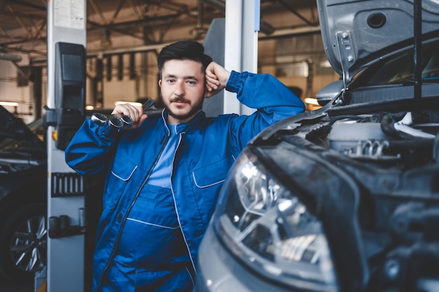 Photo auto mechanic repairing cars in the service garage