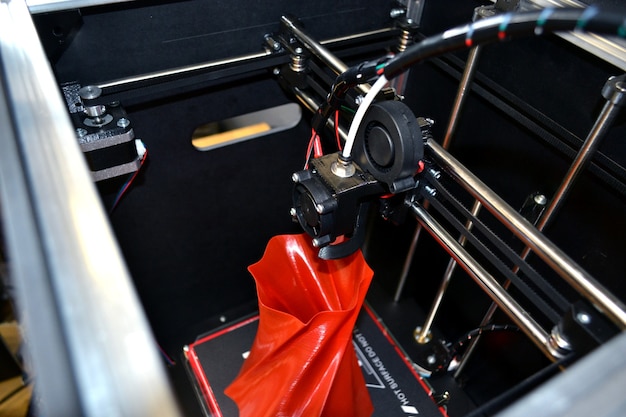 Automatic three dimensional d printer performs plastic