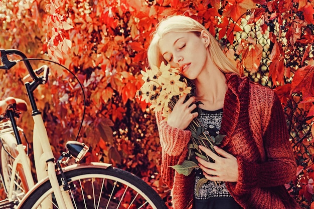 Autumn fashion concept Cute girl in good mood posing in autumn day Autumn woman Autumnal trend and v