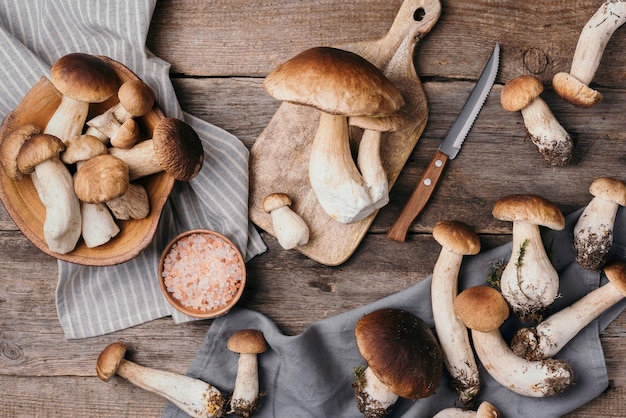 Photo autumn harvest concept fresh picked porcini mushrooms in basket fresh forest boletus mushrooms on wooden background top view copy space