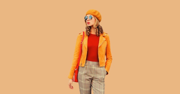 Photo autumn style outfit beautiful stylish young woman with handbag looks away in orange french beret