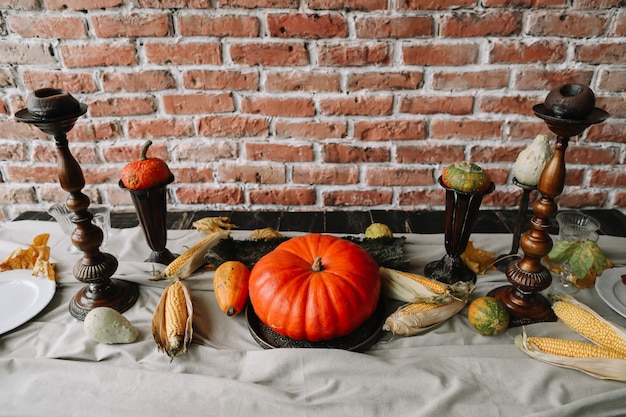 Photo autumn table setting for thanksgiving day with pumpkins and candles