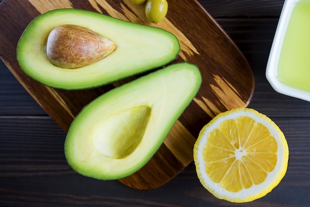 avocado and a lemon on a wooden table