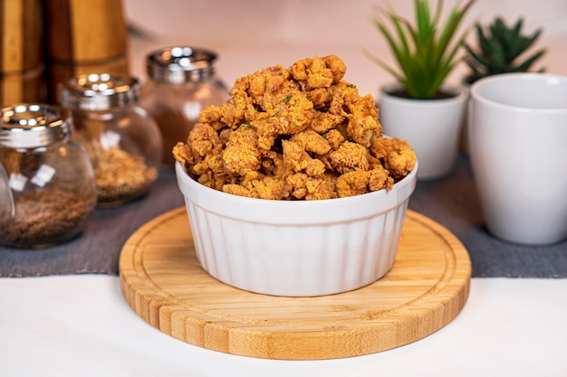 Ayam Popcorn Crispy disajikan dengan mangkuk kaca yang unik