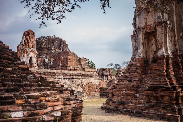 Photo ayutthaya temple ruins, wat maha that ayutthaya as a world heritage site, thailand.