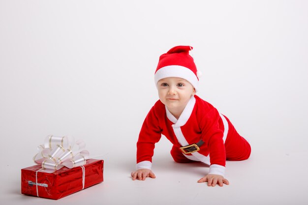 Photo a baby in a santa claus costume on a white background