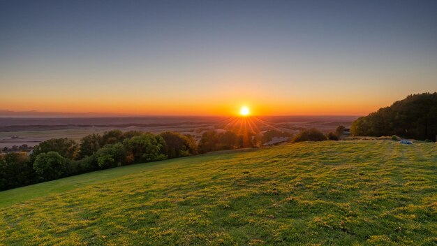 Photo background sunrise beside the hill