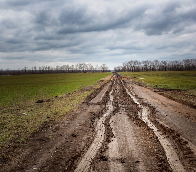 Photo bad dirty road with beautiful clouds