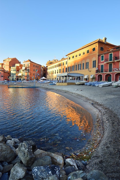 The Baia del Silenzio beach turns into a postcard with incredible lights and reflections