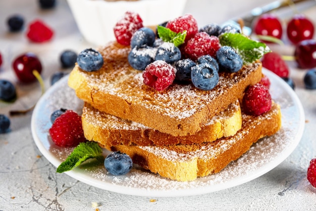 Baked french toasts with berries