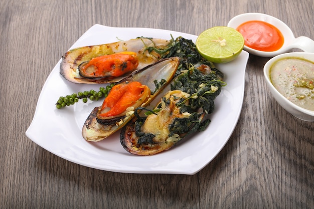 Baked mussels with spinach