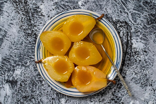 Photo baked pears in orange juice close up delicious dessert