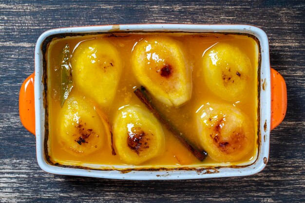 Photo baked pears in orange juice close up delicious dessert