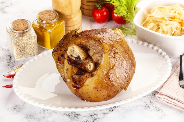 Photo baked pork knee with spices