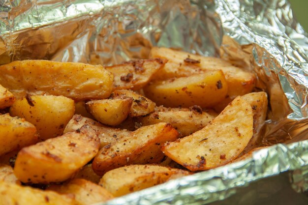 Photo baked potatoes in foil food delivery texture of baked potatoes with skin