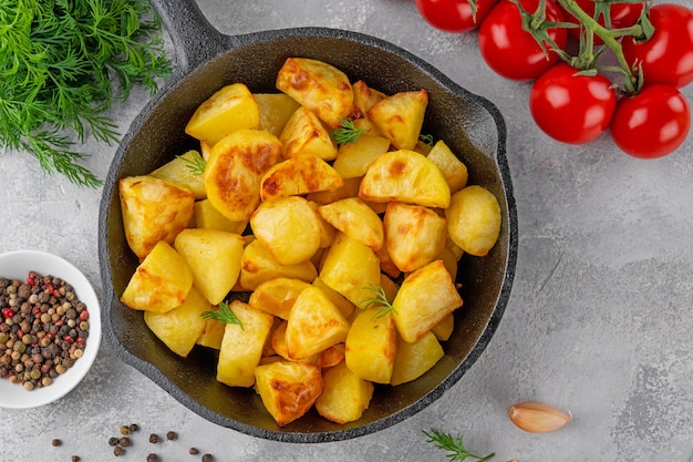 Photo baked potatoes with mushrooms and garlic in a cast iron skillet top view copy space