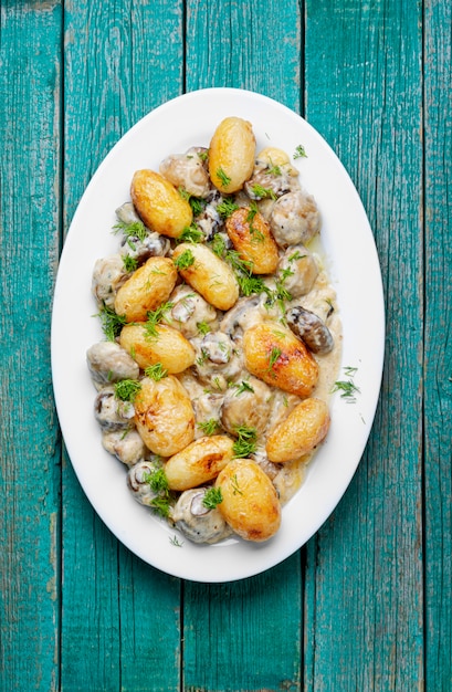 Photo baked potatoes with mushrooms