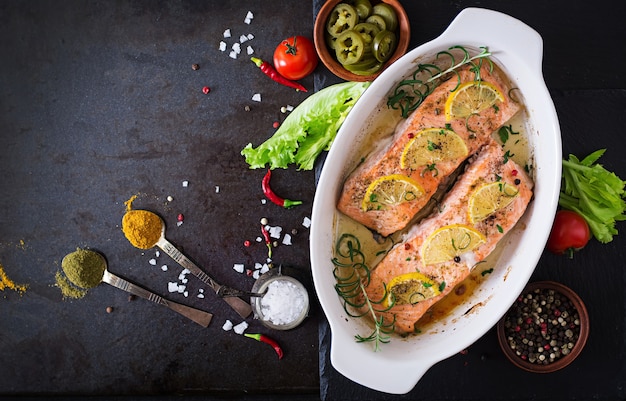 Photo baked salmon fillet with rosemary, lemon and honey