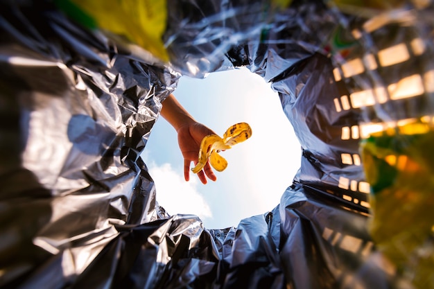 Banana peel was thrown into the garbage bag for disposal. Look from the inside of the basket.