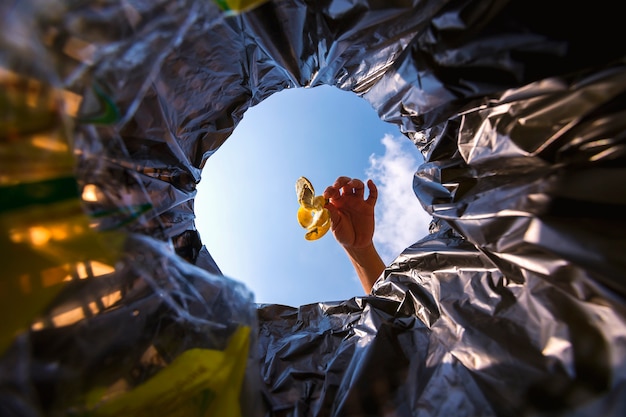 Banana peel was thrown into the garbage bag for disposal. Look from the inside of the basket.