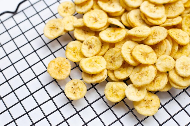 Photo banana slice chips on white background