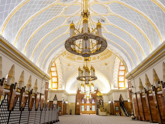 Photo bandar seri begawan brunei april 21 2024 beauty scene of architecture building interior design inside omar ali saifuddien mosque landmark iconic in bandar seri begawan brunei darussalam