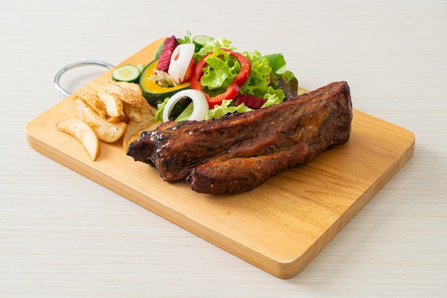 Barbecue pork spare ribs with vegetables