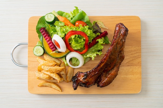 Barbecue pork spare ribs with vegetables