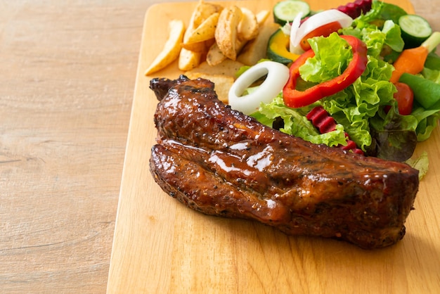 Barbecue pork spare ribs with vegetables