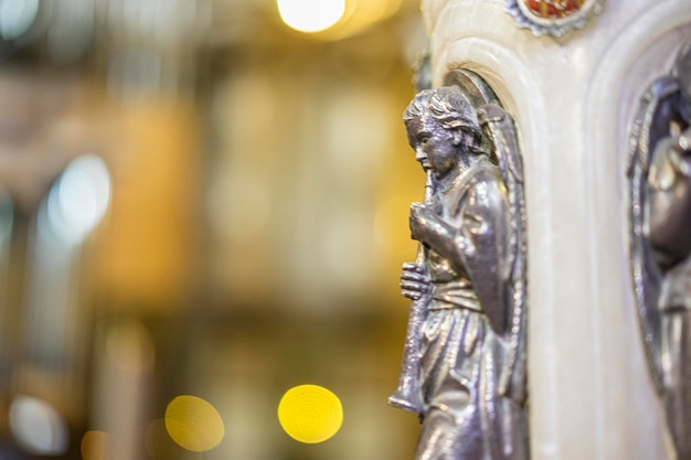 Photo barcelona, spain - march 28, 2017: the photo of  interior of the church, the image of virgin of montserrat, located inside the santa maria de montserrat abbey near barcelona, spain