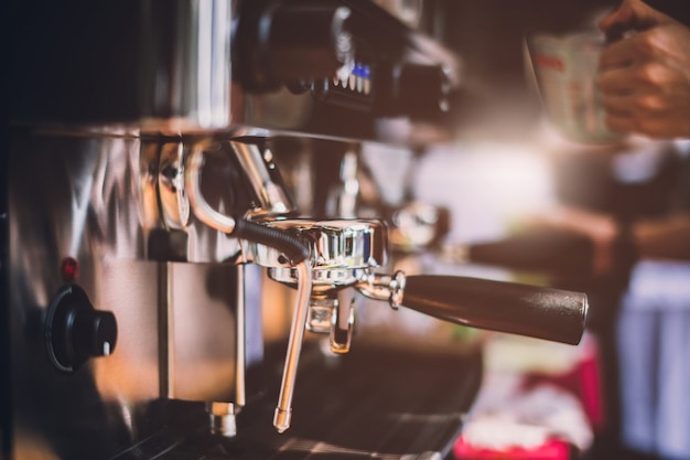 Photo barista making coffee