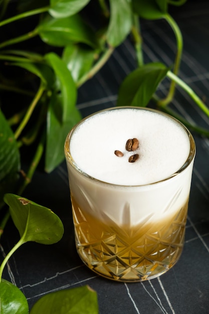 Photo barman pouring a cocktail into a glass