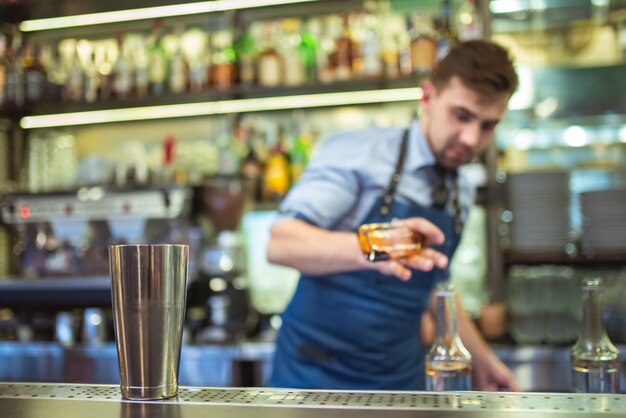 Photo the bartender making a drink at the bar