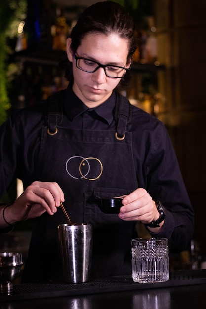 Photo bartender making a drink