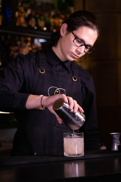 Photo bartender serving cocktail