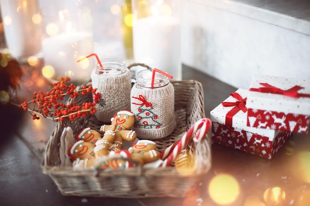 Basket with gingerbread and hot drinks