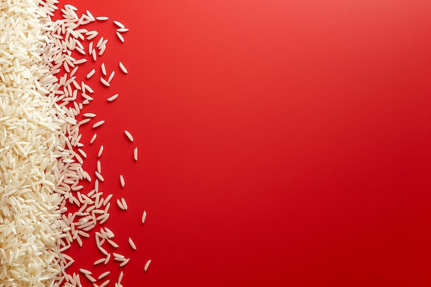 Photo basmati rice scattered on red