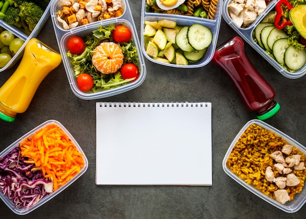 Batch food cooked in recipients arrangement with blank notepad