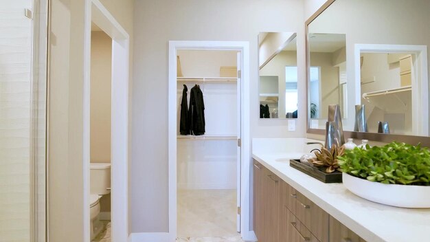 Photo a bathroom with a door that says  walk in closet