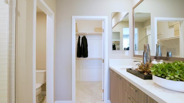 Photo a bathroom with a door that says  walk in closet