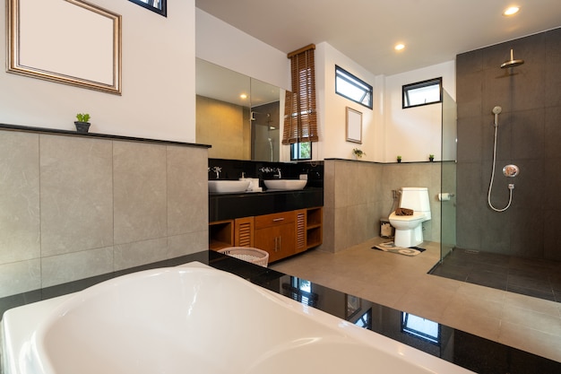 Bathroom with toilet and bathtub