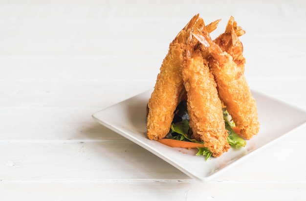  batter-fried prawns on wood