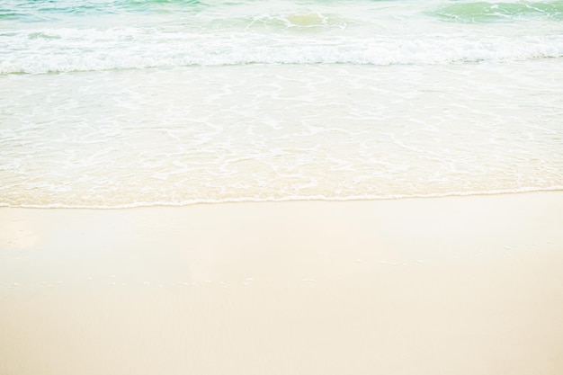 Photo beach sand sea summer backgroundwhite wave water blue ocean shore at coastbeautiful seascape tropical paradise naturefor tourism vacation relax travel in holidayisland thailand